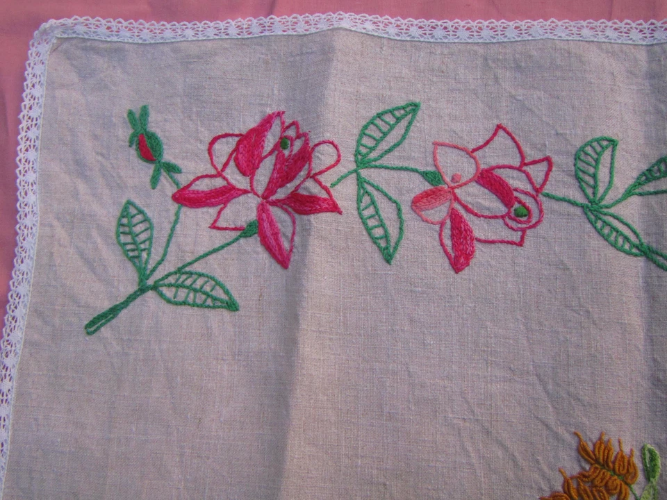 napperon ancien centre de table brodé main lin et dentelle 69 X 75 cm - Photo 4/4