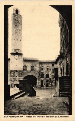 CPA S. GIMIGNANO Piazza del Duomo dall'arco di S. Giovanni ITALIEN (447525)