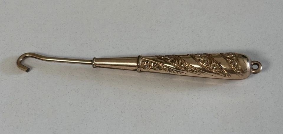 Antiguo colgante victoriano de botón, corsé o gancho con cordones rellenos de oro Foto 4 de 4