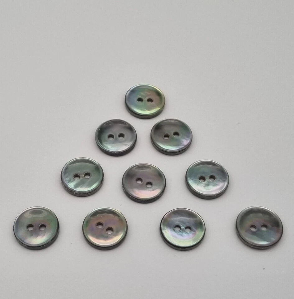 10 graue Perlmutt Knöpfe 2-Loch 13 mm / Mother-of-Pearl Button Bouton Nacre D8 - Bild 3 von 3