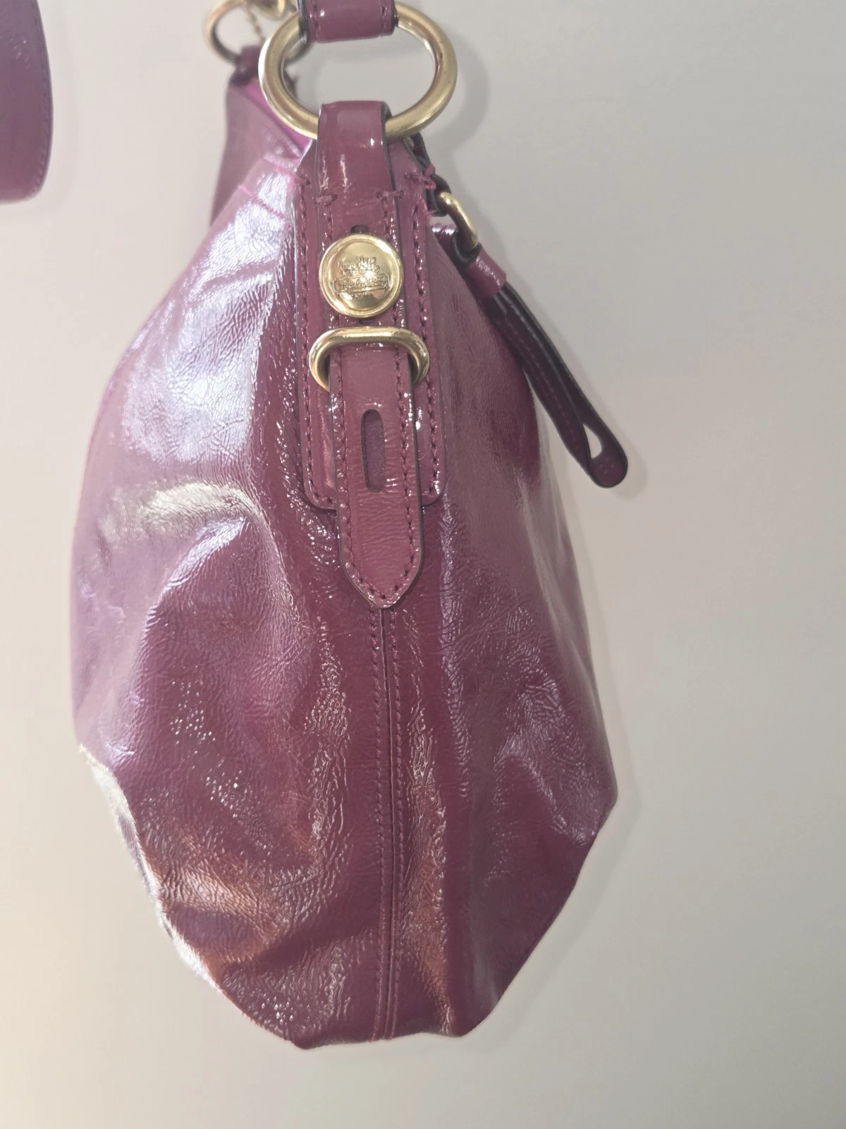 Borsa a tracolla Coach Plum Berry in pelle verniciata Mia vedi foto