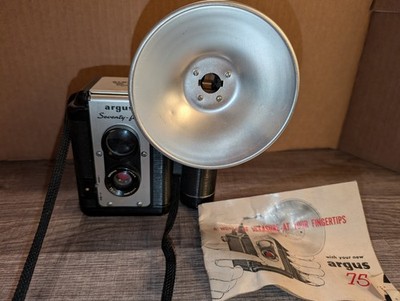 Argus Seventy-Five twin-lens camera with flash reflector and manual(#181)