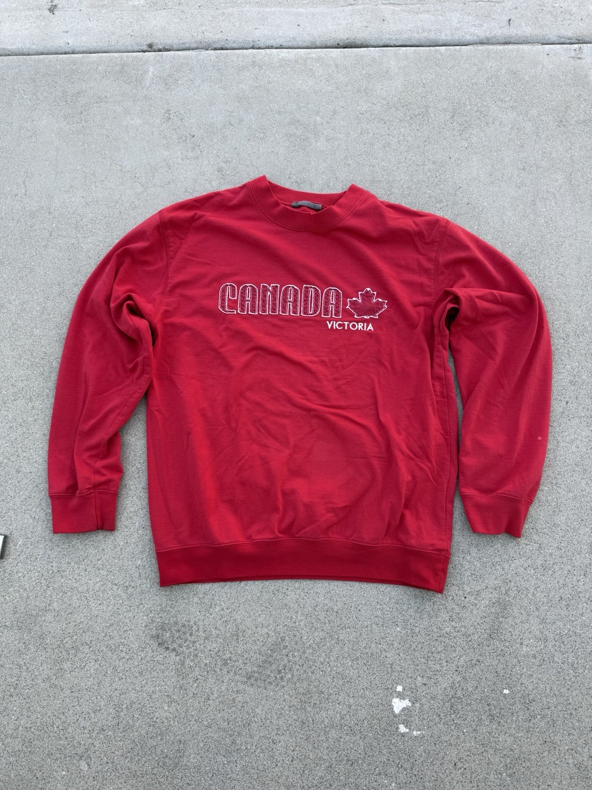Attraction Canada Victoria Red XL Men's Crew Neck Sweatshirt Embroidered