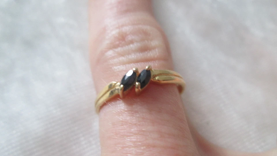 Ancienne bague alliance en or massif 18 K sertie de Jais ou Onyx T.54 - Photo 3/3