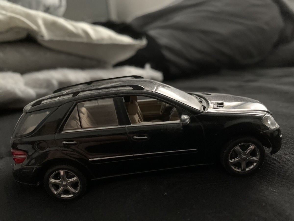 1/43 Minichamps Mercedes ML500 Dealer Edition 2004 2005 2006 2007