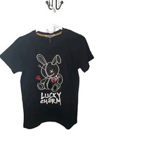 Nueva camiseta negra Lucky Charm Voodoo Bunny, talla 14 para niños. Elegante