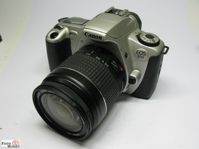 SET: Canon EOS 300 SLR-Kamera + original Zoom-Objektiv EF 28-80 mm 3,5-5,6 II