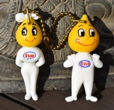 Alter ESSO Schlüsselanhänger-Werbefiguren Girl & Boy Tankstelle Benzin Vintage