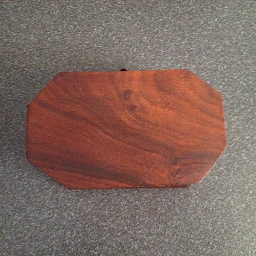 Tabacchiera Ottagonale in Legno di Noce Massello con Intarsi in Ottone - Foto 6 di 8