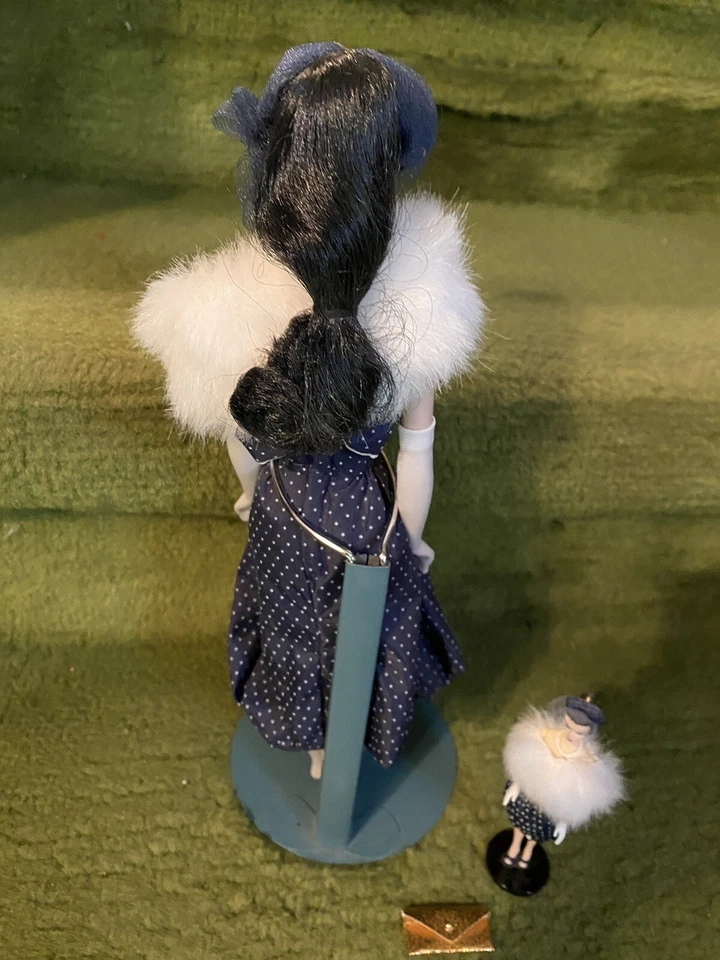 PORCELANA BARBIE PARISINA GAY con adorno a juego - Un zapato se ha dividido Foto 2 de 2