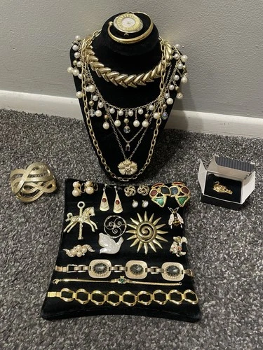 Large Lot Vintage Gold Tone Jewelry 24pc/15 Signed Trifari Napier 12K GF Avon+++