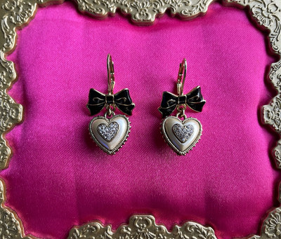 Betsey Johnson Vintage Dollhouse Pearl Heart BE MINE Small Bow Earrings RARE