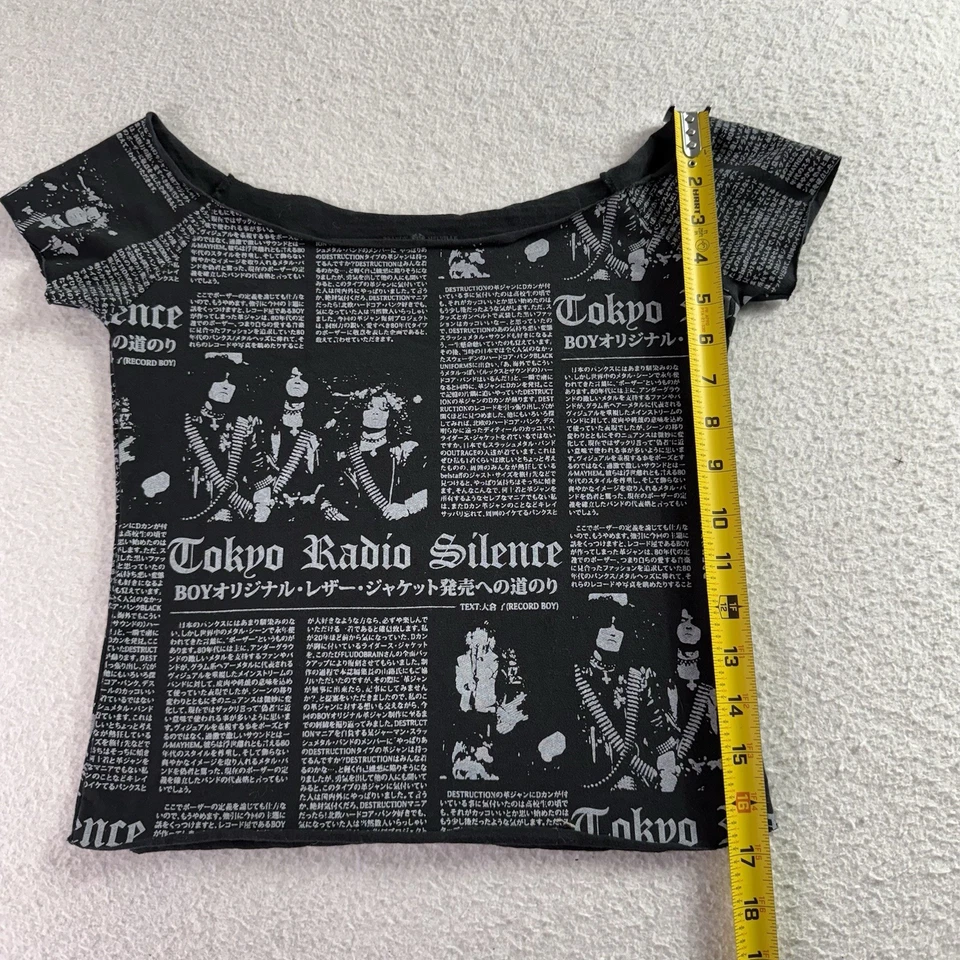 Camisa Brandy Melville Manga Corta Periódico Tokio Radio Silencio Bebé Muñeca Recortada Foto 4 de 4