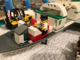 LEGO City Cargo Terminal 60022 99.9% COMPLETE all Minifigs & Instructions