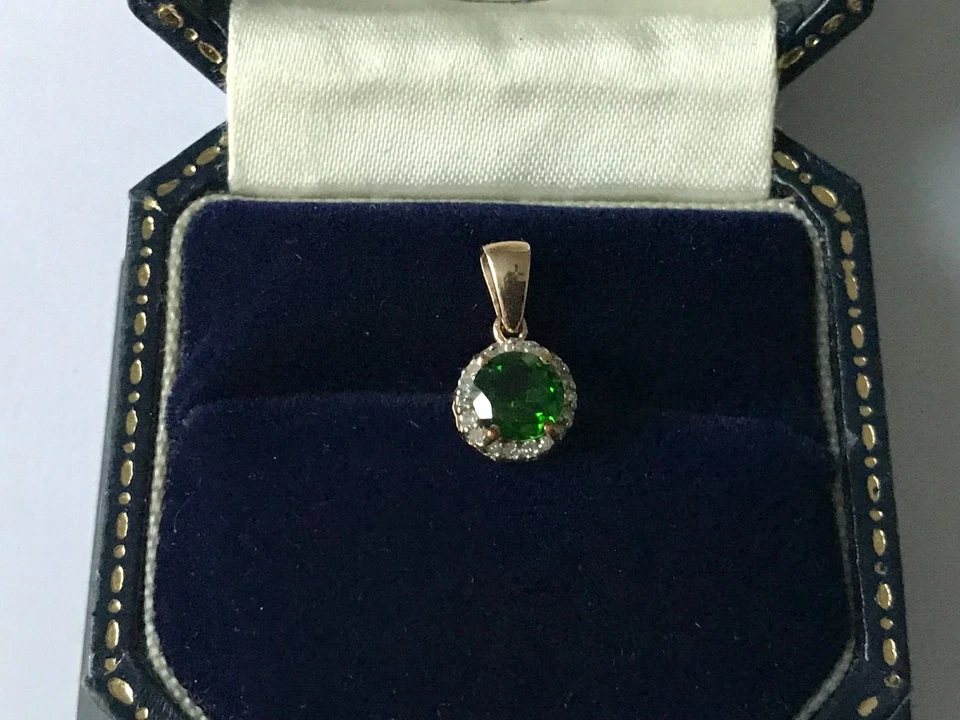 Halo 0.85ct Chrome Diopside and Diamond Pendant 9ct Gold - Изображение 2 из 4