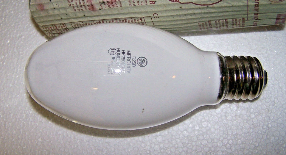 3 x GE Mercury Vapor Light Bulb Lamp 250W HR250DX37 Coated ED28 Mogul E39 - Image 2 of 4