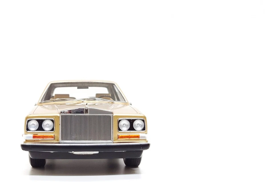 (Damaged) BoS Models 1:18 1975 Rolls-Royce Camargue in Gold (BOS090) - Image 2 of 4