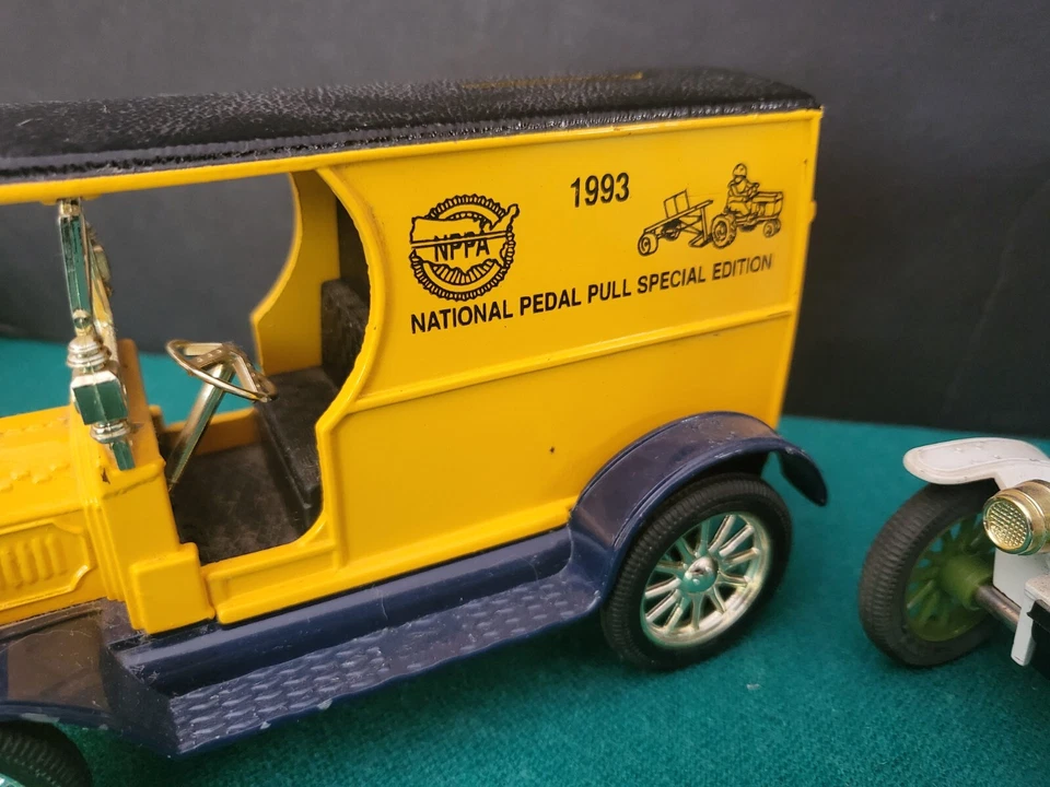 VTG  Lot Of 3- ERTL Die Cast 1/25 Promotional Delivery Truck Banks , Ford, Mack - Image 3 of 4