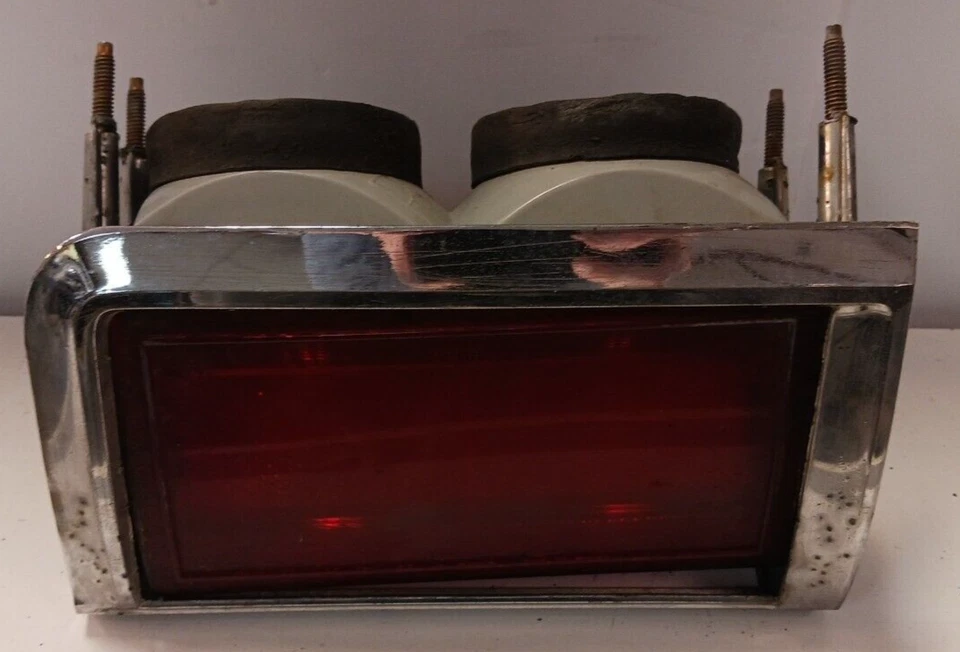 Luz trasera derecha y bisel Lincoln Continental Town Car 1975-1979 usado OEM (SVM 151) Foto 4 de 4