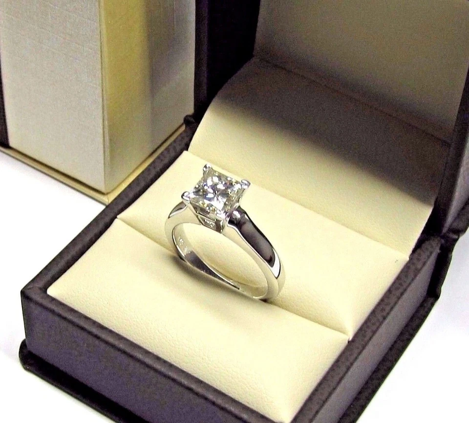 Anillo de compromiso de diamantes cultivados en laboratorio de 1,50 quilates talla princesa de oro blanco macizo de 14 quilates talla 7 Foto 4 de 4