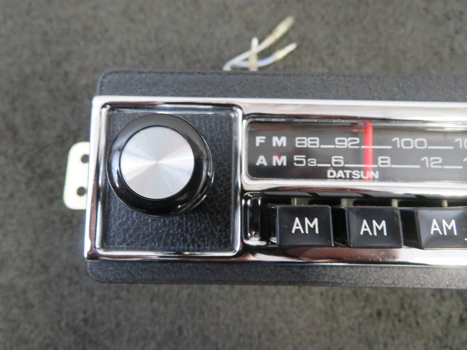 Radio Datsun 510 AM/FM NOS 1970-1973 hecha en Japón OEM fábrica Nissan original Foto 4 de 4
