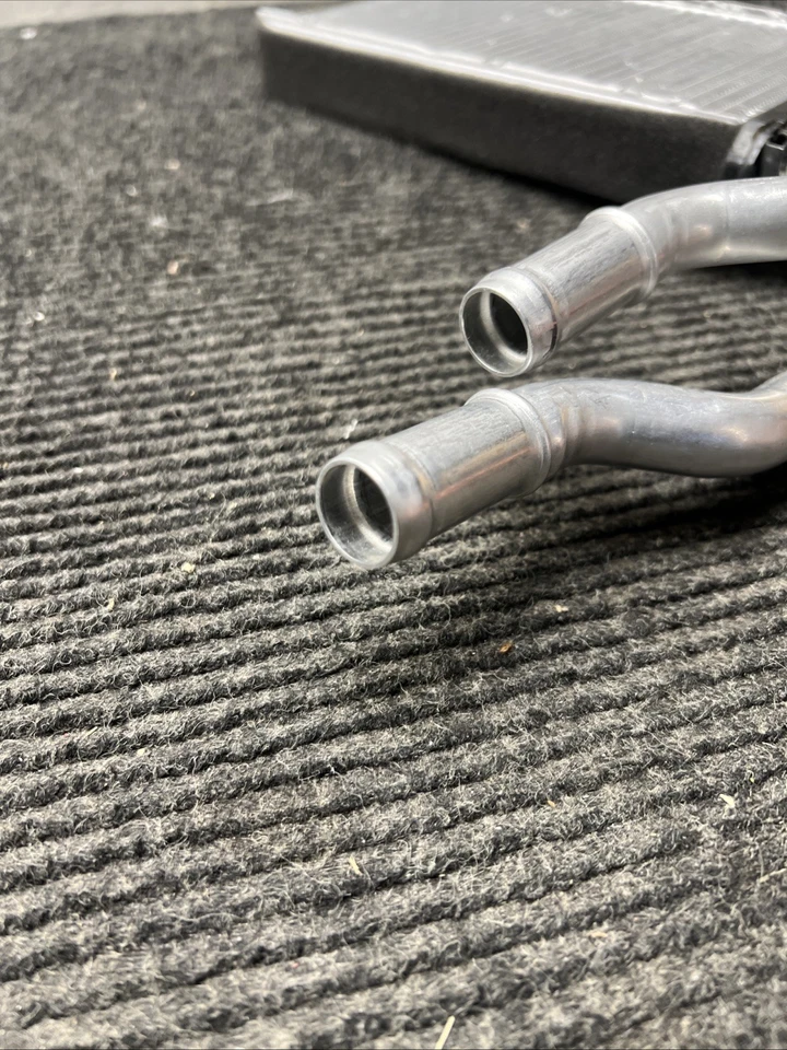 UAC C102008-2011 Ford Focus HVAC Heater Core HT 9465C - Image 4 of 4