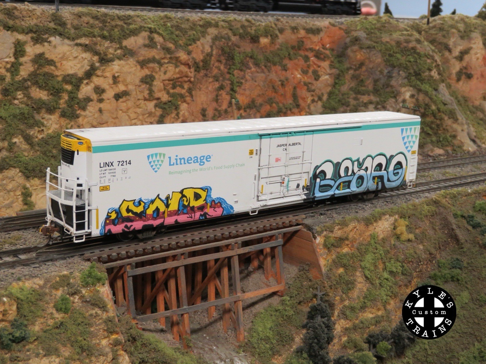 HO Scale Rapido GREENBRIER 7780 CU FT REEFER Lineage #7214 non-sound Weathered