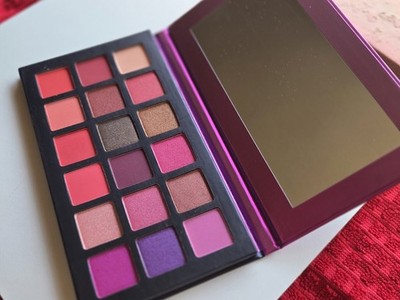 18 Color Eye Shadow Palette In Vibrant Sunset Colors, Mirrored Compact