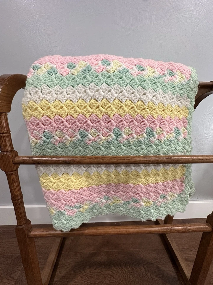 复古 Baby Afghan Throw 粉红色 黄色 绿色 68x58 波浪边钩针编织 — 第 2/4 张图片