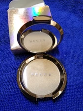 BECCA Light Chaser Highlighter Pearl Flashes Gold- pearl w/golden highlights
