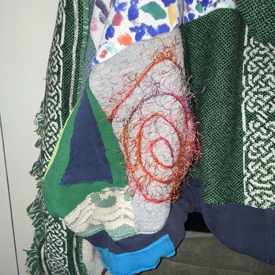 Sudadera con Capucha Reciclada Patchwork Flecos Cortos Celta Cero Residuo Hecha a Mano S-2X Foto 4 de 4