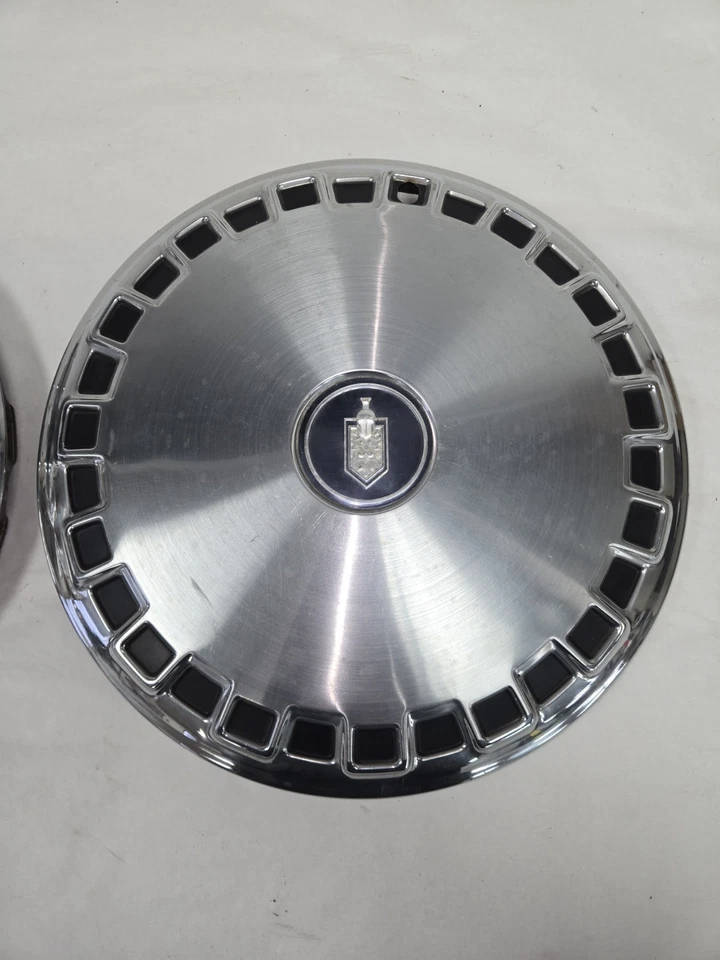 Juego de 2 tapacubos de acero inoxidable Chevrolet Monte Carlo 1976-77 15 pulgadas OEM GM Foto 2 de 4