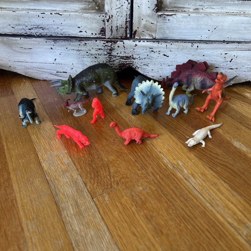 Lot Of Toy Dinosaur Figurines Lit Of 11 Figures