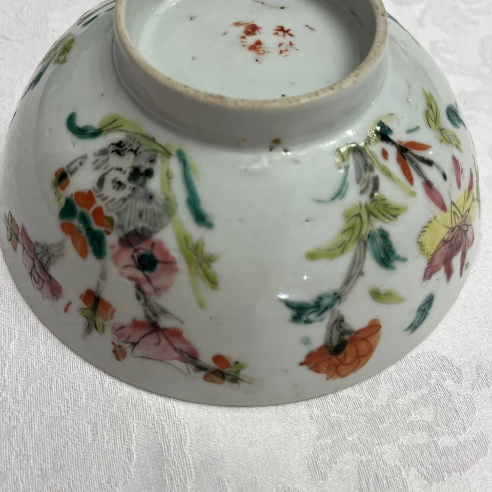 Антикварная китайская фарфоровая чаша от серой до голубоватой керамики с цветочным рисунком и многоцветной подписью - Изображение 4 из 4