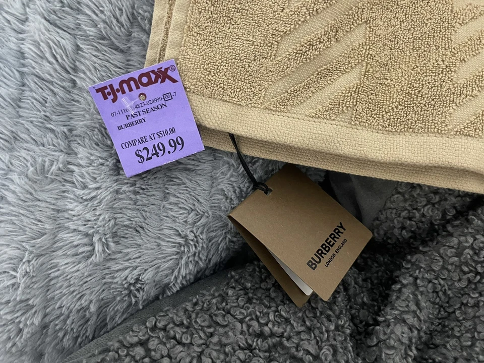 BURBERRY Logo Textured Bath Towel - Image 2 of 3