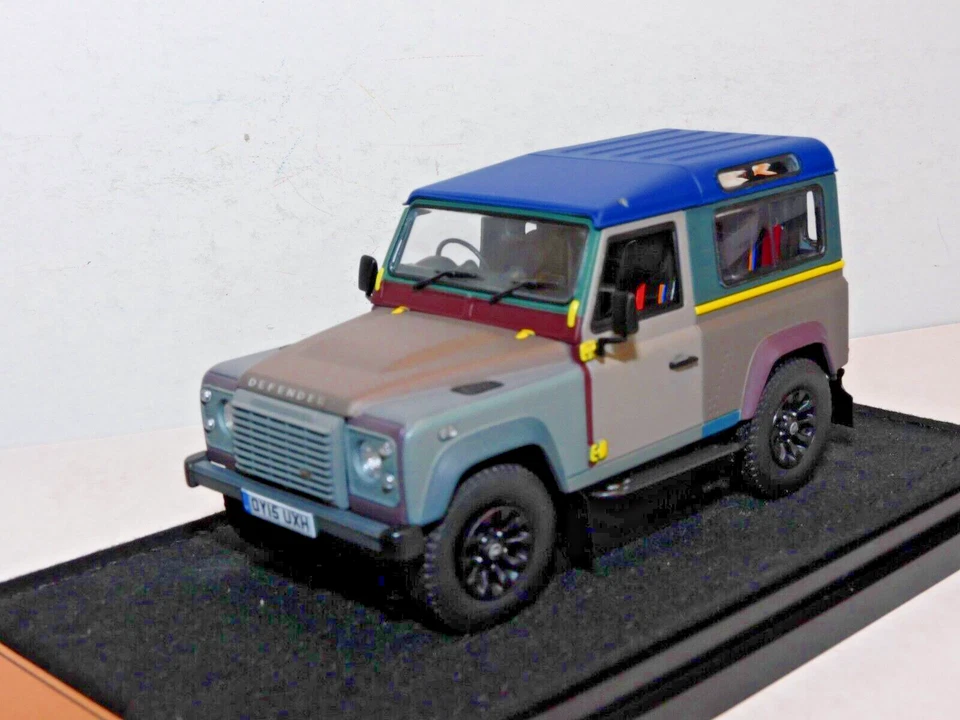 ALMOST REAL PAUL SMITH + LAND ROVER DEFENDER 90 2015 1/43 - Image 3 of 4