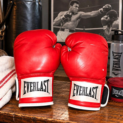 A great-looking pair of classic Everlast 14 oz boxing gloves in red and white! ?