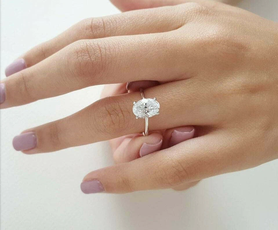 Anillo de compromiso halo de oro blanco de 14 quilates con diamantes de corte ovalado blanco de 2,00 quilates creado en laboratorio Foto 3 de 4