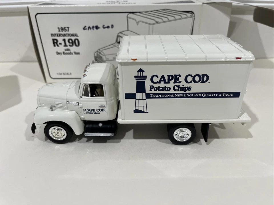 First Gear "Cape Cod Potato Chi" 1957 International R-190 Dry Goods Van 1/34 Foto 2 de 4