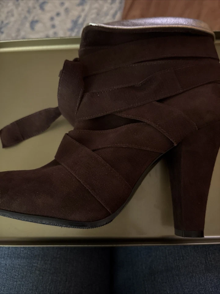 Botas de mujer Marc Jacob’s, talla 38, gamuza marrón y cuero dorado, tacones de 4”, Italia. Foto 3 de 4