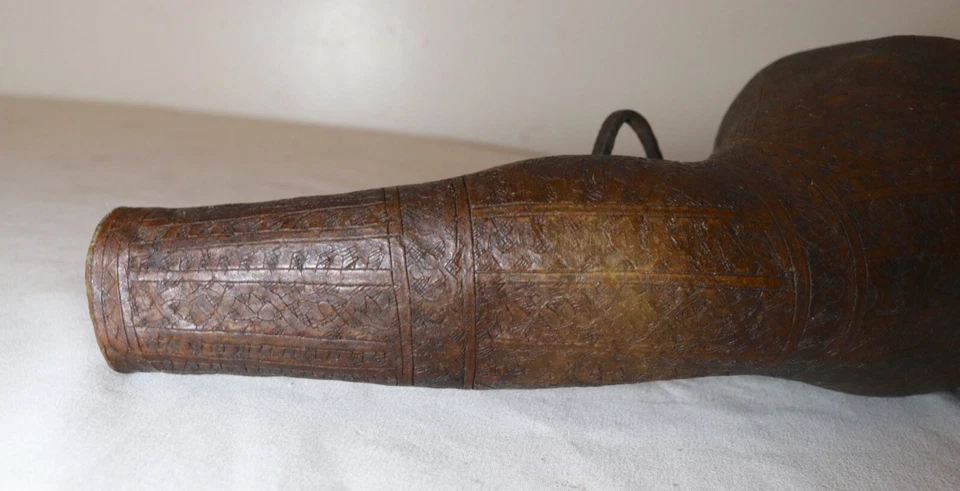 СТАРИННЫЙ 1700-Х БЛИЖНЕВОСТОЧНЫЙ КОЖАНЫЙ КОВАНОЕ ЖЕЛЕЗО ВЕРБЛЮД ВОДЫ ВЫСТРЕЛ КОЛБА КУВШИН - Изображение 4 из 4