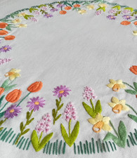 alte Mitteldecke Ostern Frühling Tischdecke detailliert bestickt Handarbeit