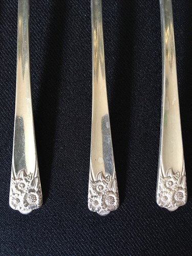5- WM Rogers & Sons Silverplate “April” Dessert/Salad Forks, 1950 - Picture 5 of 6