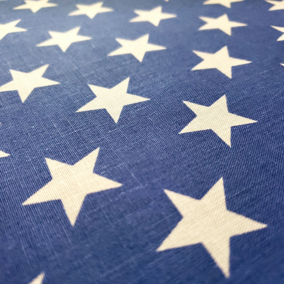 TELA DE POLIALGODÓN CON LENTEJUELAS ESTRELLA AZUL REAL UNA PULGADA ESTRELLA BLANCA 58" POR YARDA Foto 3 de 4