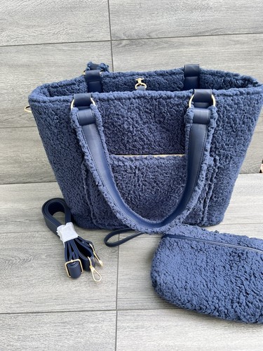 G.I.L.I. Reversible Sherpa Tote with Sherpa Pouch blue color B000115 - Picture 4 of 12