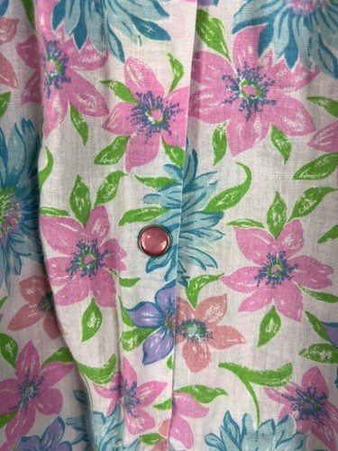 Vintage Hausmantel/Staub Loungewear (Gr. Small)? Pink Pearl Druckknöpfe helle Blumenmuster - Bild 4 von 9