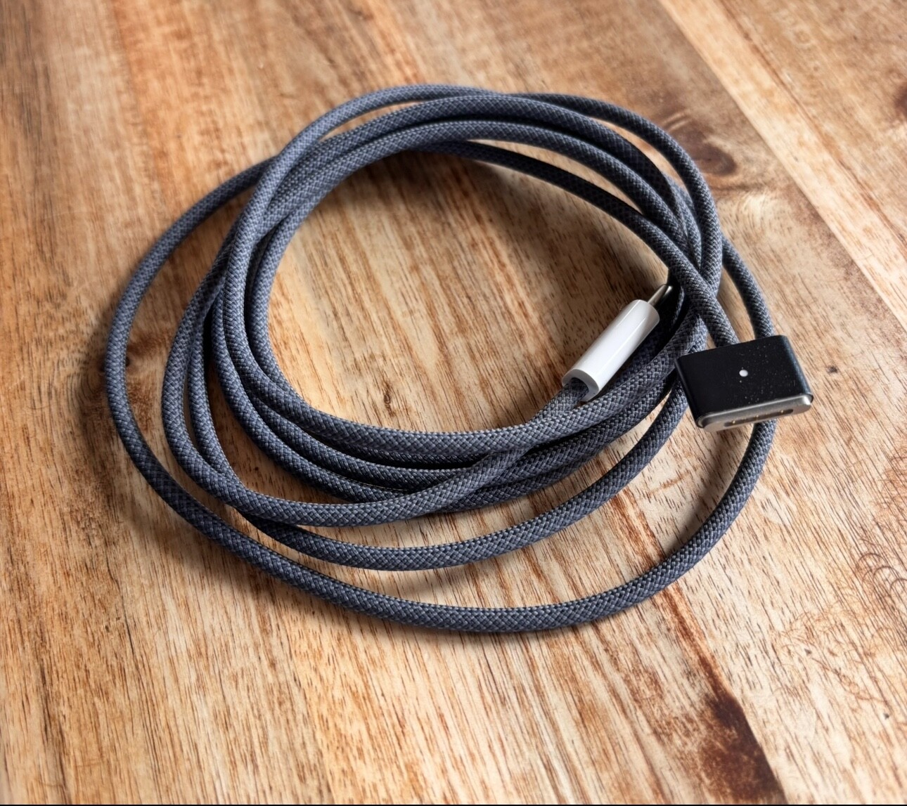 Câble de charge MacBook Apple gris pour remplacer votre ancien fil d'alimentation usé