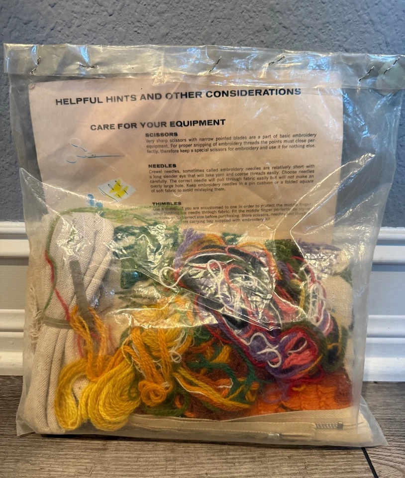 Kit de almohada Avon Creative Needlecraft abeja jardín crewel bordado 1972 iniciado Foto 2 de 2