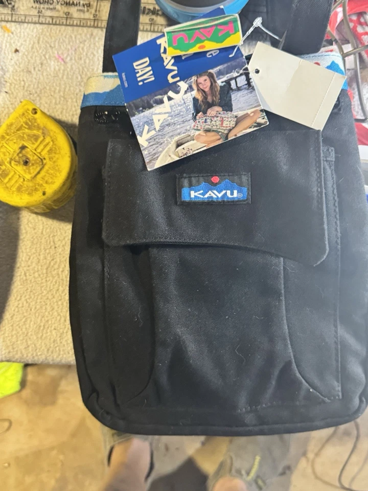 Bandolera de lona Kavu Keeper gris carbón negra con incrustaciones de sabana 11 x 9" Foto 2 de 4