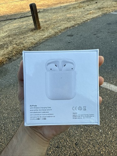 AirPods 1st Generation with Wireless Charging Case - Picture 3 of 4